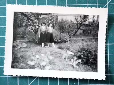 VR371 Foto um 1950 zwei junge Frauen im Garten