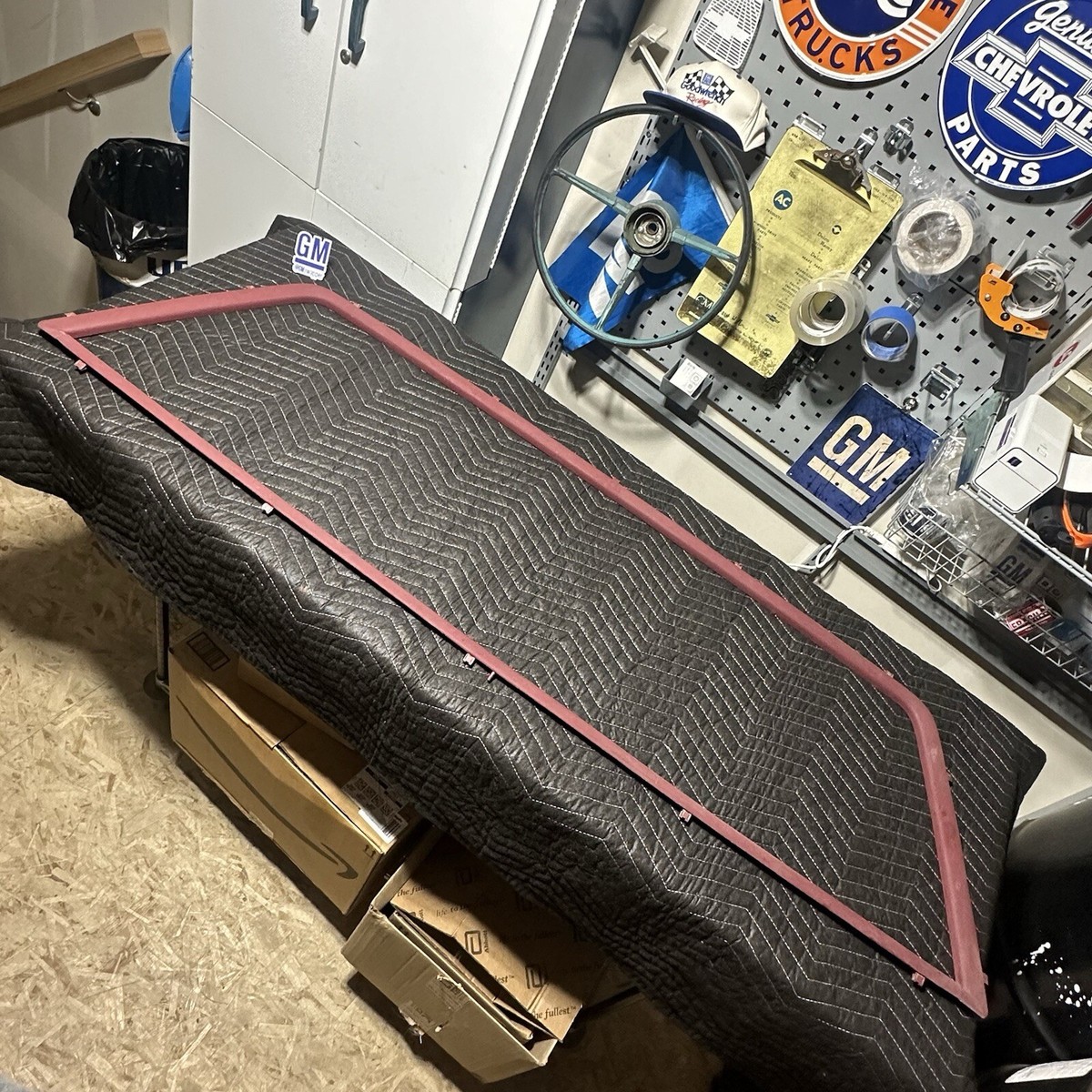 シボレーC1500リヤウィンドードア 88-98 OBS Chevy GMC Rear Cab Center Window Trim Molding Red C/K