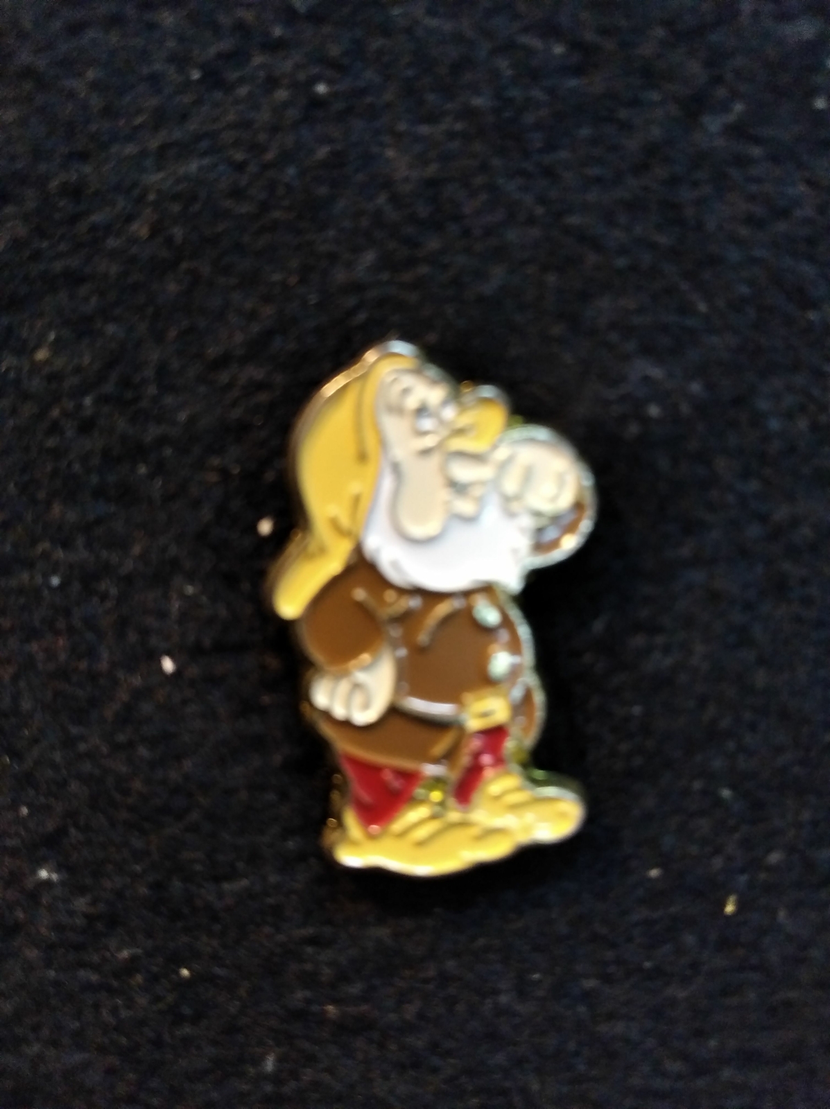 PIN DISNEY SNOW WHITE AND THE SEVEN DWARFS SNEEZY  OLD RARE