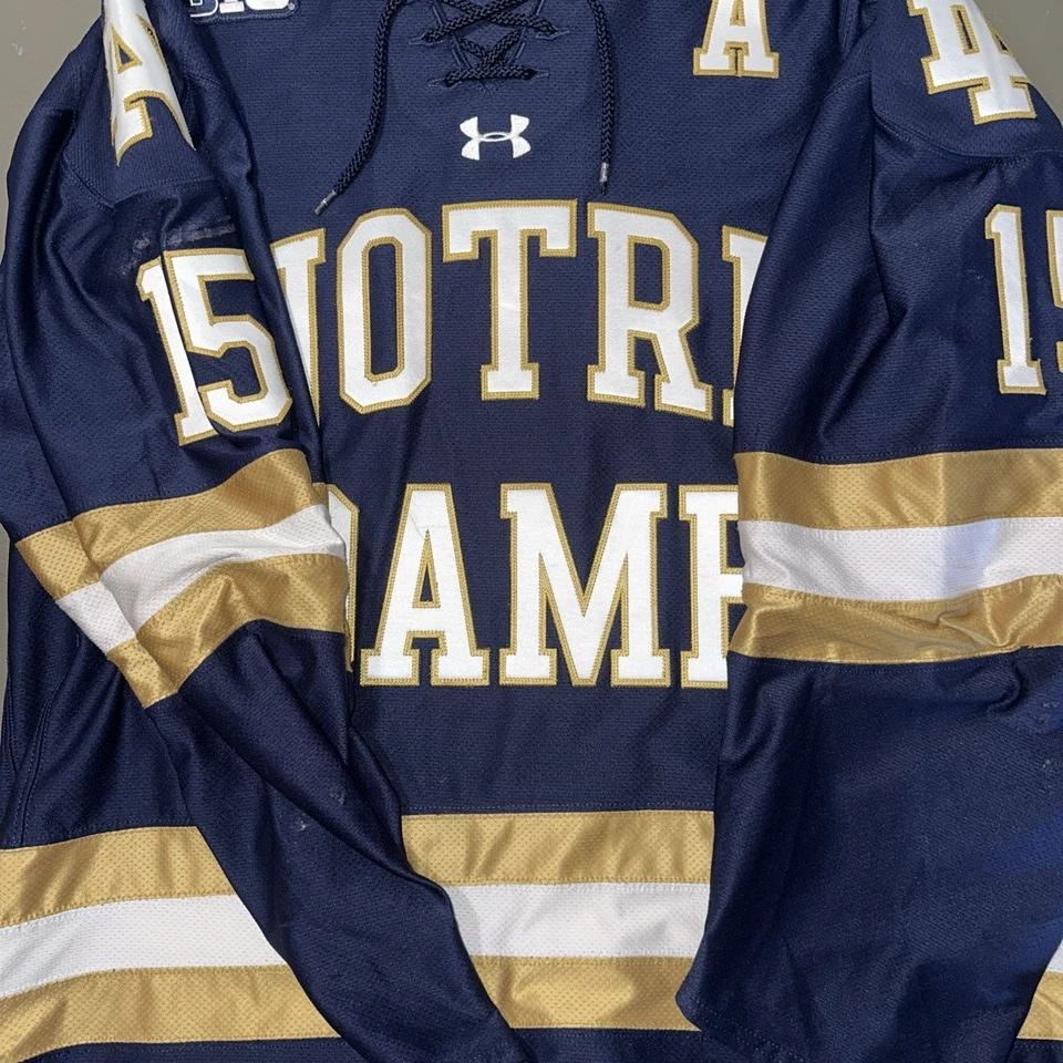 Hóquei Notre Dame. Equipe emitida. Camiseta usada em jogos A/Captain. Com shorts/meias - Imagem 3 de 4