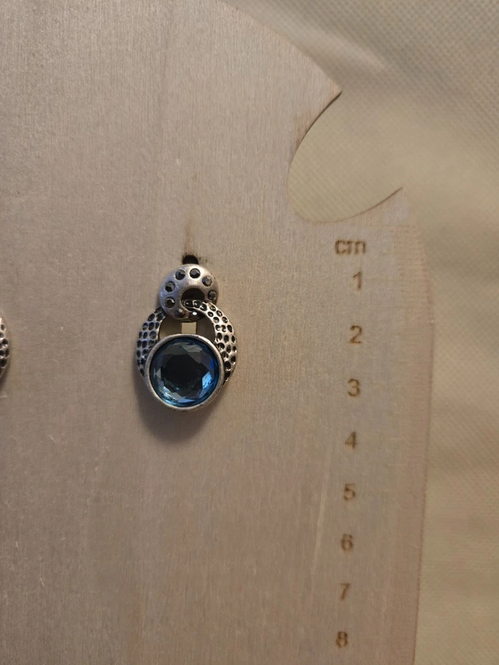 Pendientes redondos de piedra azul claro Calliegh colección Lia Sophia Kiam Foto 3 de 4