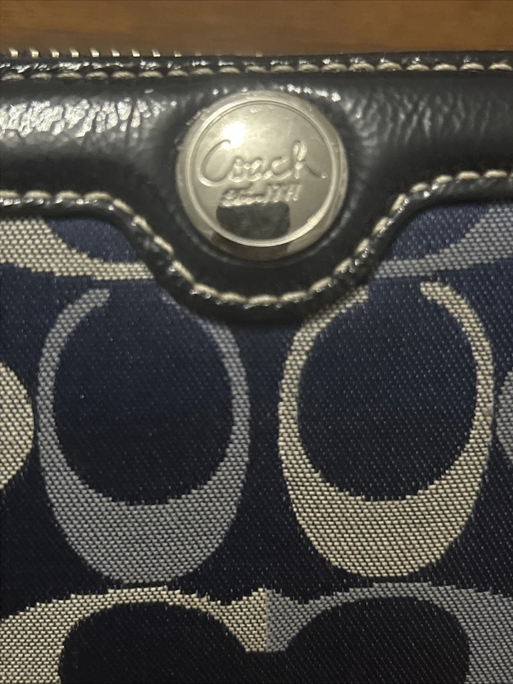 Carteira Coach longa com zíper ao redor assinatura jacquard azul marinho e cinza prata hardware - Imagem 2 de 4