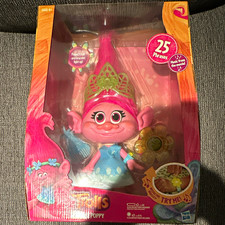 Hasbro Trolls Hug Time Poppy Interactive Light-Up Music Doll Bracelet Comb