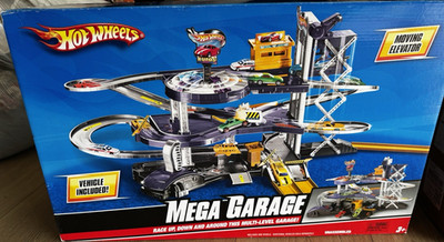 Hot Wheels Mega Garage 1:64 Multi-Level Play Set w/ Vehicle, Moving Elevator