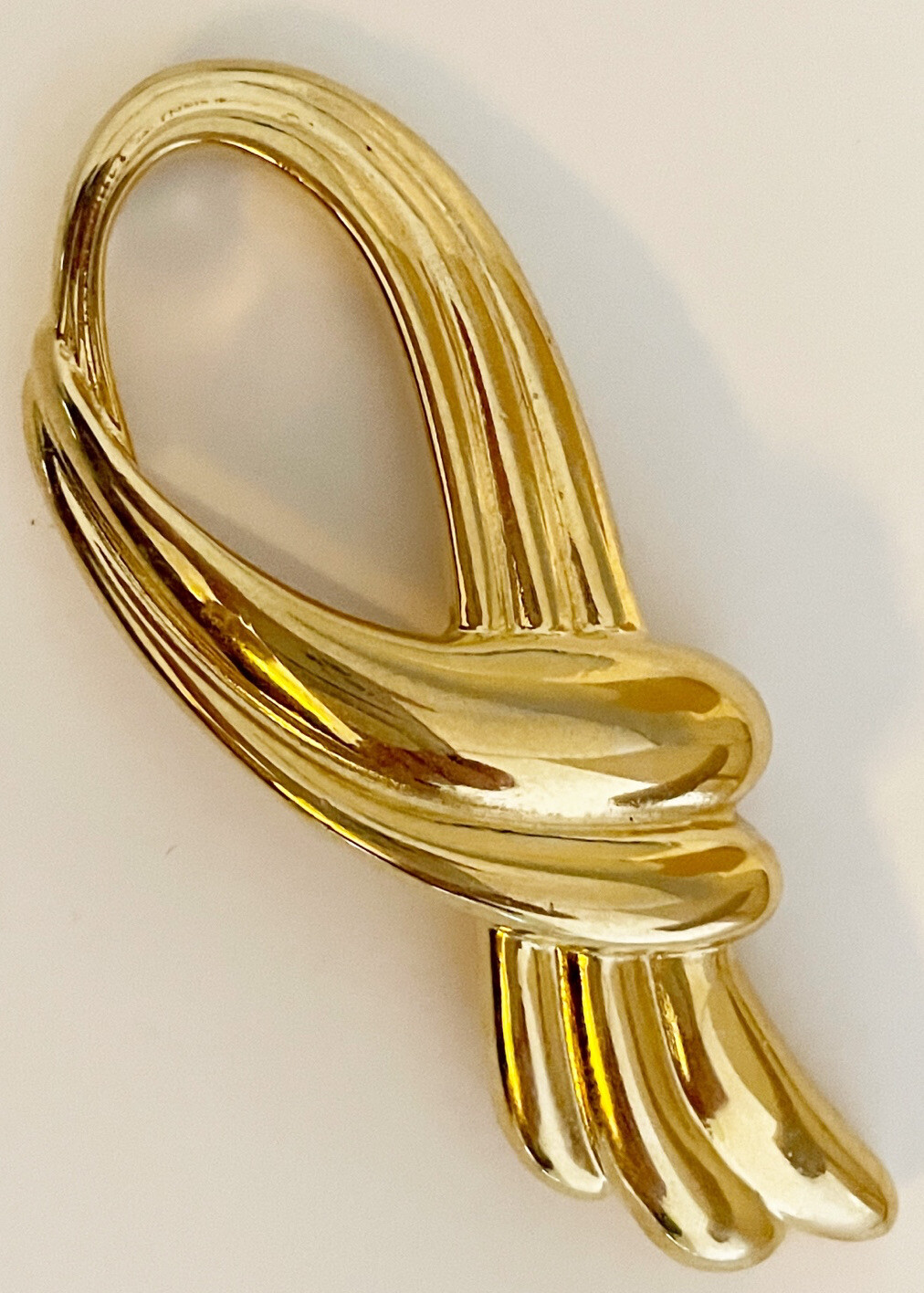 JWR VINTAGE GOLD PLATED SMOOTH FINISH STYLIZED OPEN SWIRL SCARF BROOCH-image