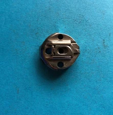 *USED* 224441-SINGER-BOBBIN CASE CAP  *FREE SHIPPING*