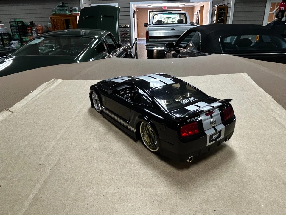 Jada Toys BTM 2007 Ford Mustang Shelby GT-500 Metal Die Cast 1:24 Scale Model - Image 3 of 4