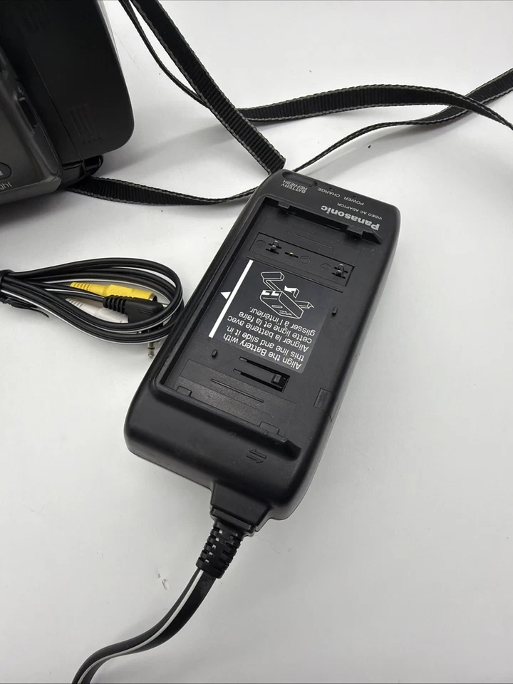 Panasonic PV-L680D Palmcorder Camcorder VHS-C Video Camera W/ Battery - Image 4 of 4