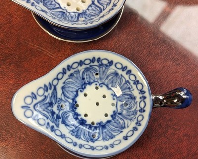Vintage Bombay Co. Flow Blau Platinrand Teesieb & Abtropfschale Set