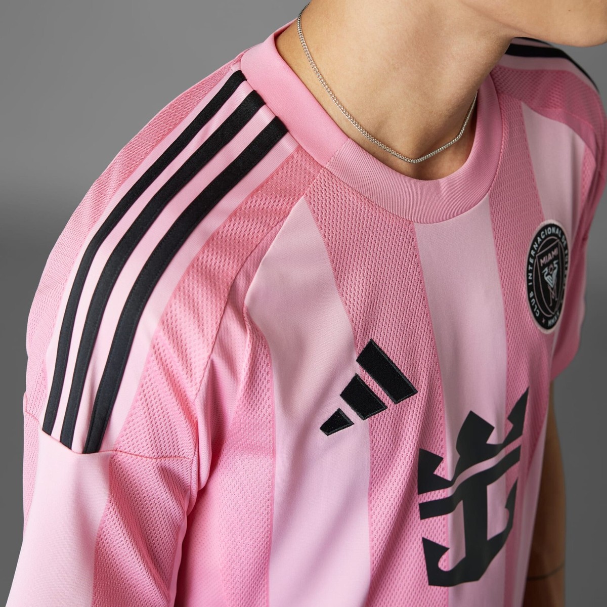 ウェア Crest Soccer Jersey Pink This first pink jersey — a season we will always remember 💗✨