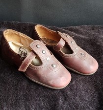 anciennes chaussures en cuir bébé -enfant ou grande poupée