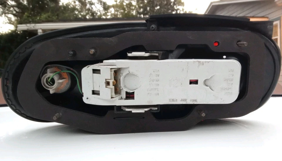 Luz trasera derecha pasajero Mazda MX-5 Miata 1990-1997 (probado) Foto 2 de 4