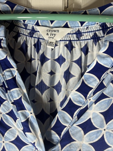 Crown & Ivy Top Women’s 2X Blue Print V Neck - Picture 3 of 13