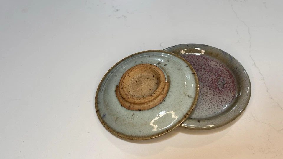 #0264: Un par de platos pequeños raros de horno Jun de la dinastía Yuan - esmalte púrpura salpicaduras Foto 3 de 4