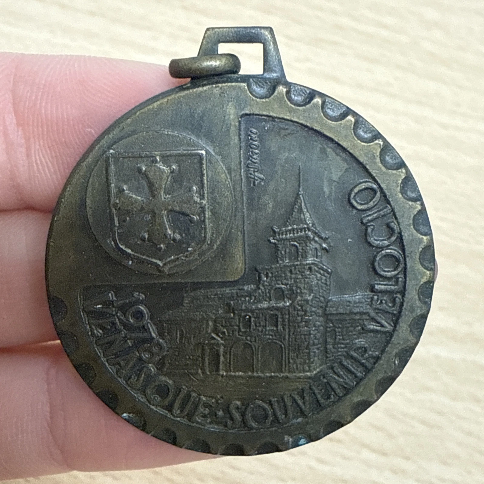 Médaille Pendentif Venasque Souvenir Velocio 1978 Pâques En Provence Decat Paris