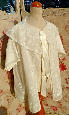 Ancienne Cape De Fillette En Tulle Brodé Et Soie, Vers 1900 - Pour Poupée Ancienne Ou Collection