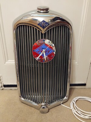  SELTEN UND EINZIGARTIG, MAN CAVE CLASSIC RILEY RM AUTO. FRONTGRILL, LAMPE / UHR (2)