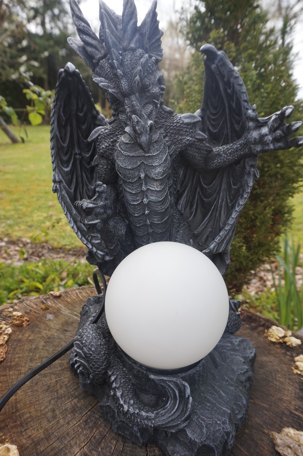 Lampe dragon gothique de chevet noire de 33 cm avec crâne en résine