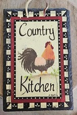Cucina country sospesa in pelle di roccia ardesia dipinta a mano da Jo Moulton ~ gallo