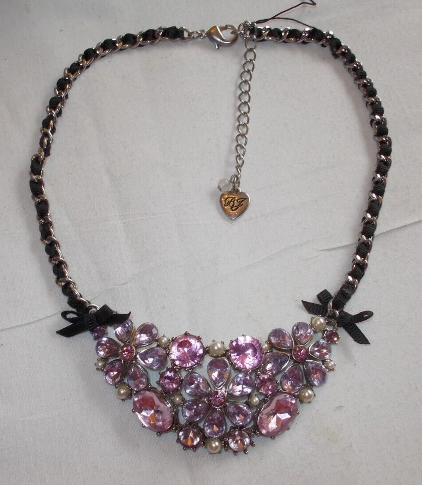 BETSEY JOHNSON LOVELY PINK FLORAL CRYSTAL AND FAUX PEARL CLUSTER NECKLACE-NWOT - Imagem 2 de 4