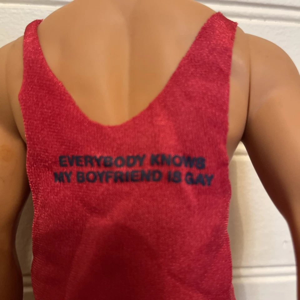 Totem Gay Billy “Férias” tanque longo, camisa xadrez, meias, sandálias - SEM boneca! - Imagem 2 de 4