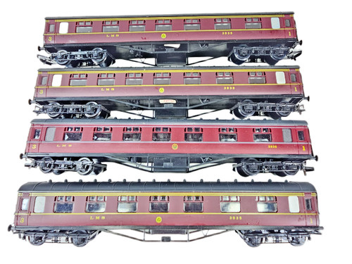 Schwader mit 4 Airfix & Mainline LMS Composite Coaches OO Railways 3935 3936 ohne Verpackung. | Zustand: Used