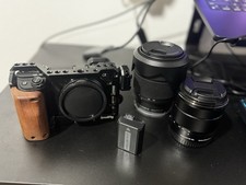 Sony a6400 Mirrorless Camera with 18-135mm f3.5-5.6 Lens 2 batteries included 