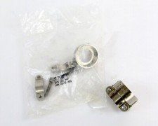 Lote de (2) Tyco / Amp 208945-7 Alivio de tensión Cable Abrazadera Conector Carcasa Tamaño 22