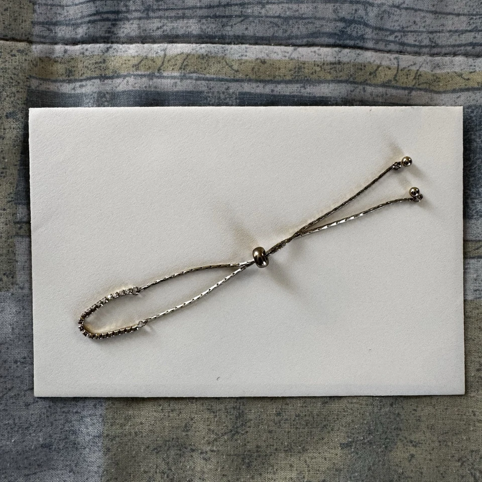 Brazalete cúbico de tenis ajustable enchapado en oro en plata de ley Lariat Foto 2 de 4