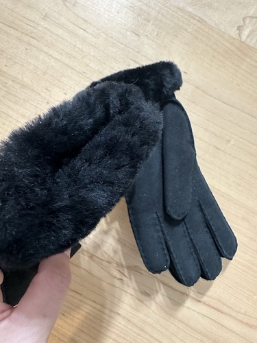 $140 UGG Womens Black Handsewn Perforated Genuine Shearling Suede Gloves Sz M - Picture 6 of 6