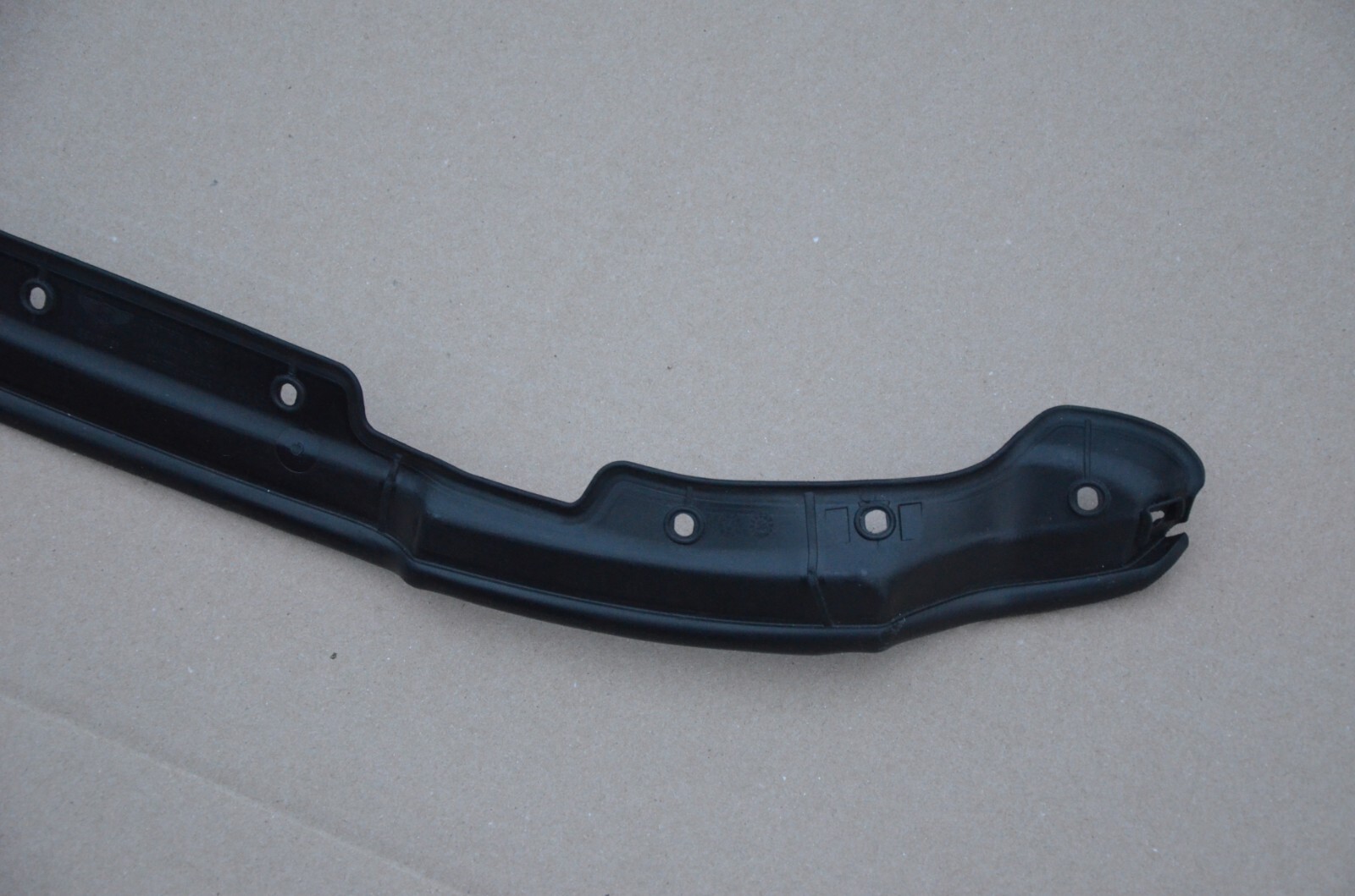 2016-2019 BENTLEY BENTAYGA INNER DOOR SEAL RIGHT FRONT INSERT 36A 837 718 A OEM