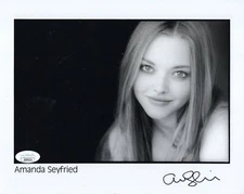 AMANDA SEYFRIED HAND SIGNED 8x10 PHOTO      GORGEOUS+SEXY ACTRESS          JSA