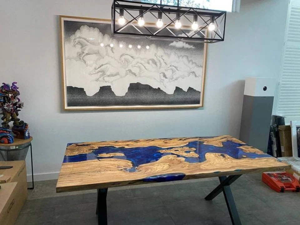 Mesa epoxi hecha a mano Spices Mountain River - Mesa de comedor de nogal con borde vivo Foto 3 de 4