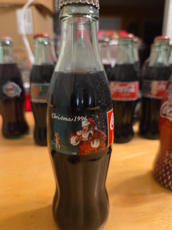 Coca-Cola Bottle Christmas 1996 8oz Unopened 