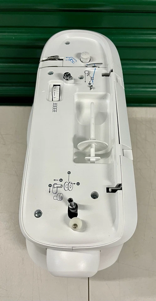 Singer Featherweight C240 IEF Even Feed Sewing Machine TESTED WORKS - Image 4 of 4