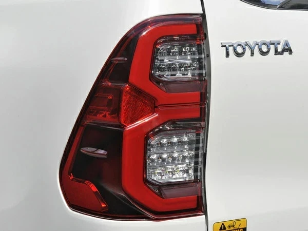 Toyota Hilux GUN125 Negro Edición Rally GR SPORT Septiembre 2017- Luces traseras LED completas Foto 3 de 4