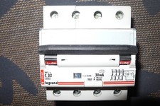 DISJONCTEUR DIFFERENTIEL 4POLES 32A 30mA TYPE AC; TETRAPOLAIRE 32AMPERES LEGRAND