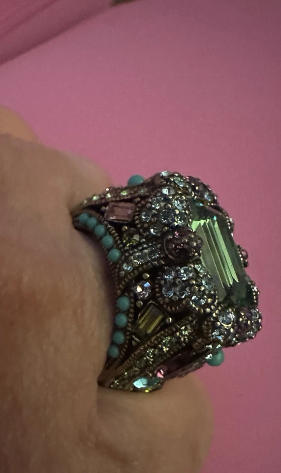 Anillo de cóctel de piedras preciosas verde esmeralda con detalles florales Foto 3 de 4