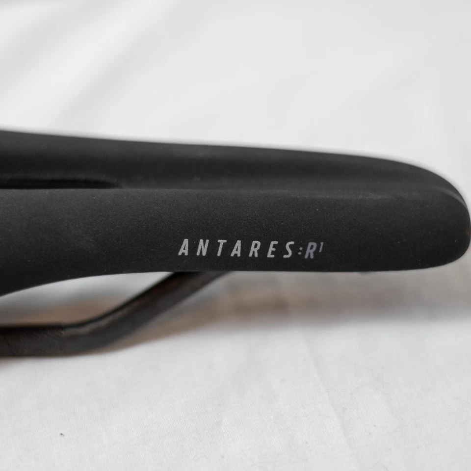FIZIK ANTARES OPEN R1 REGULAR CARBON BRAIDED RAIL SADDLE - Image 3 of 4