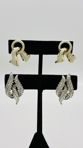 Vintage CORO Clip On Earrings Lot of 2 Leaf Floral and Enamel Ribbon - Afbeelding 1 van 8
