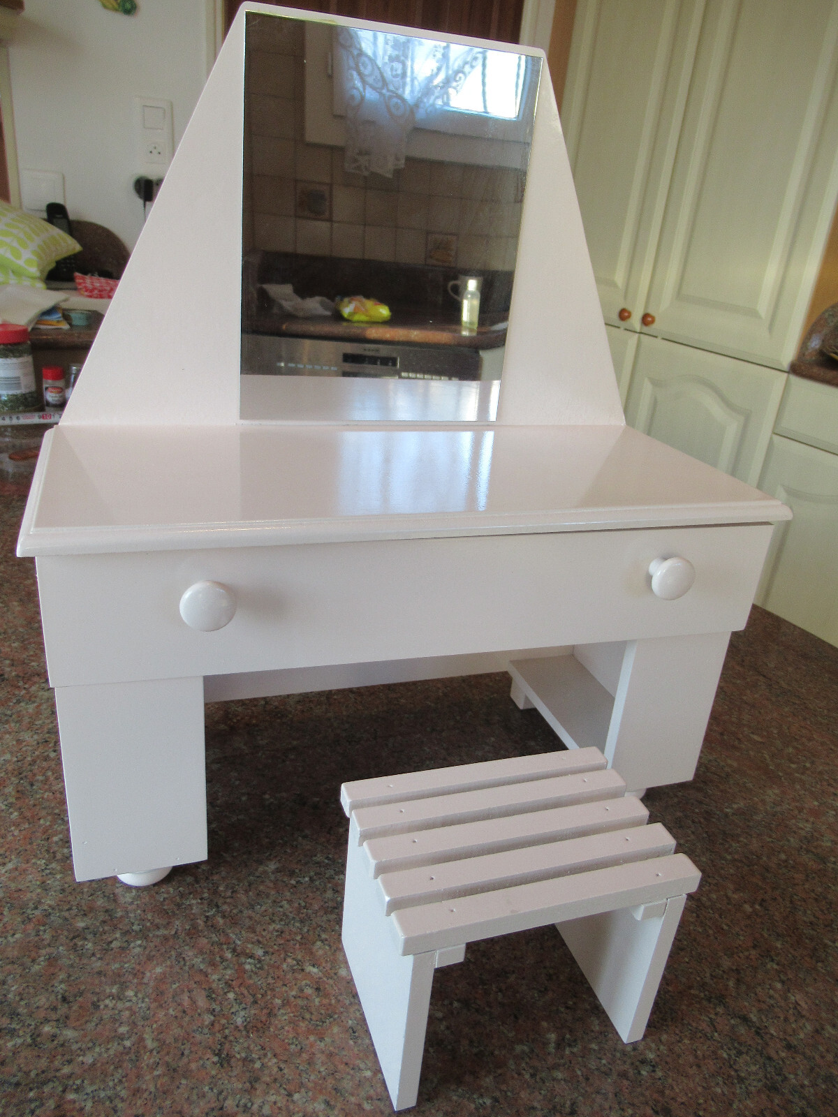 Coiffeuse en bois pour mobilier de poupée le cadeau d'anniversaire idéal pour enfant