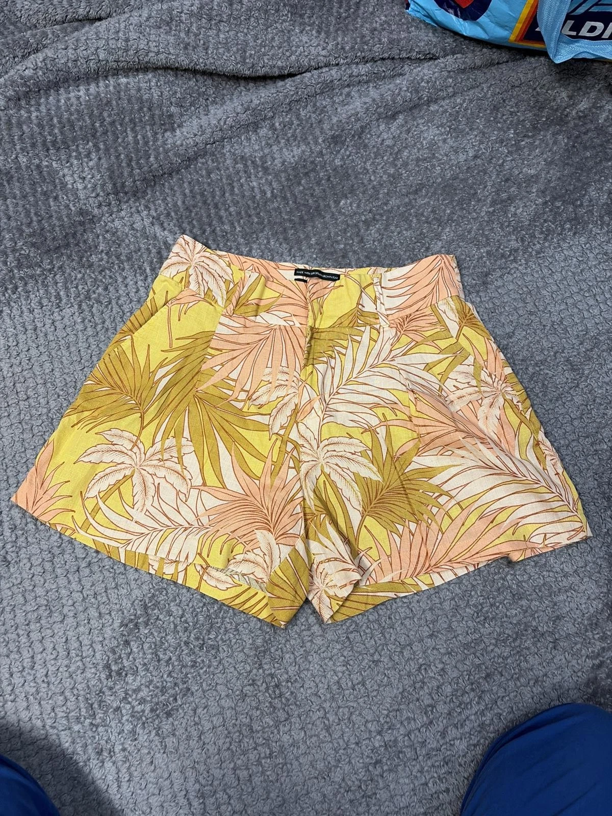 Tahari Women's pleated Tropical Print High Waist Shorts 100% linen Size 8