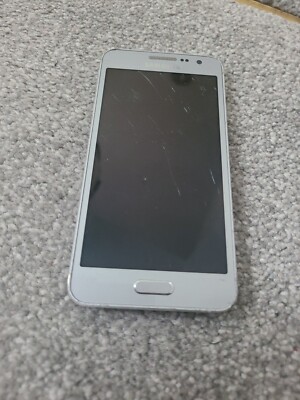 Samsung Galaxy A3 SM-A300FU *defekt für Teile funktioniert nicht gesprungenes Display kein Strom