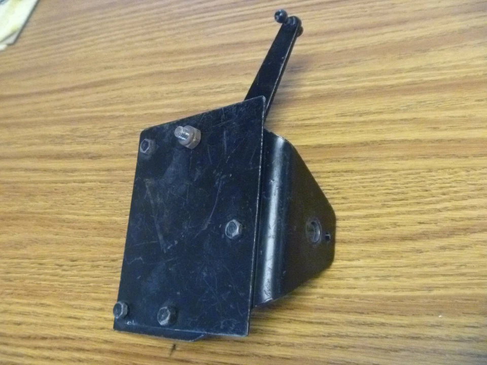 КРОНШТЕЙН И РЫЧАГ КАБЕЛЯ АВТОМАТИЧЕСКОГО ПЕРЕКЛЮЧЕНИЯ ПЕРЕДАЧ ASTON MARTIN DB6 DBS - Изображение 2 из 2