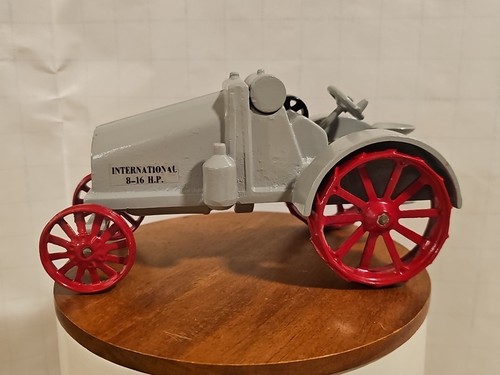 International harvester 8-16 toy tractor Ebersol Lancaster Pa gray - 第 1/14 張圖片