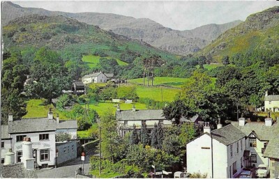 CONISTON FELLS UND ALTER MANN AUS DEM DORF