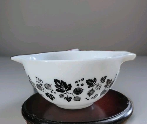 Rare Vintage Pyrex "Gooseberry" Bowl  401