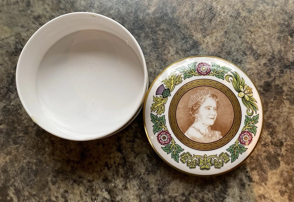 Spode Trinket Box For the 80th birthday of Queen Elizabeth the Queen Mother - Image 2 of 4