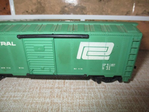 HO Scale Penn Central Box Car Green & White Train Rail Setup Piece Replica Train - Picture 4 of 12