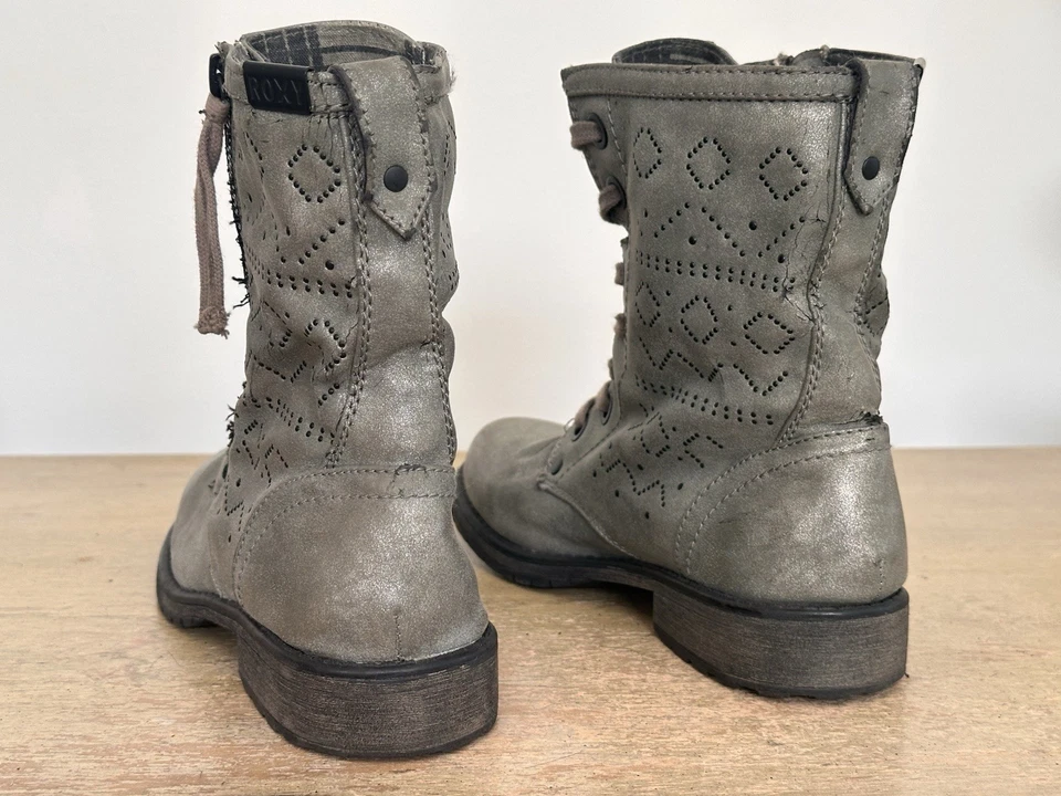 Botas de combate ROXY Providence plateadas corte láser para mujer talla 8 Foto 3 de 4